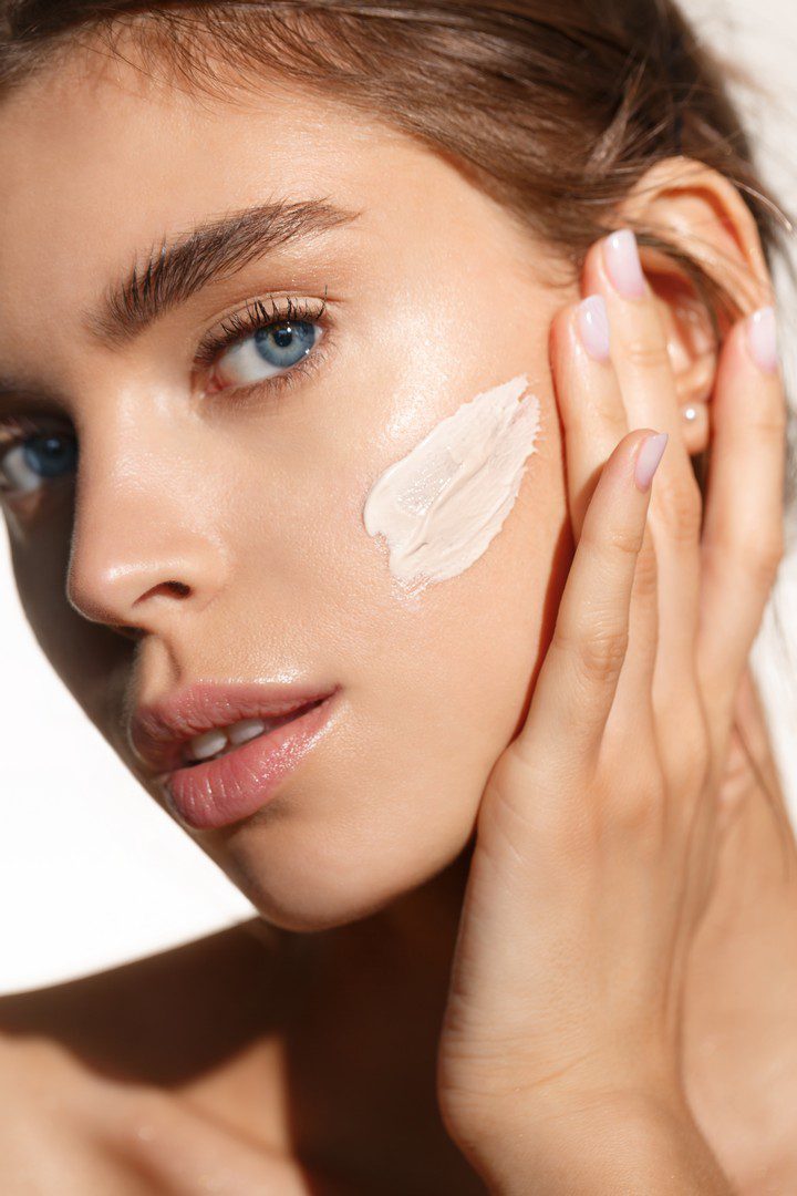 Face,Skin,Care.,Woman,Applying,Cosmetic,Cream,On,Clean,Hydrated - Παραγωγη προϊόντων ιδιωτικης ετικετας -